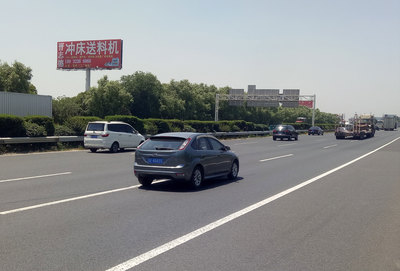 晉志德沖床送料機(jī)廠高炮廣告投入使用，公路沿線品牌影響力再升級