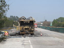 高速公路掛車自燃致18輛商品車被毀，鐵路隔離柵成關(guān)鍵屏障